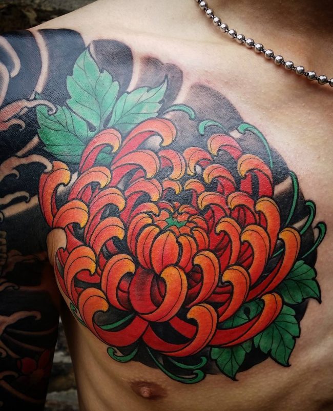 tatuaggio fiore crisantemo